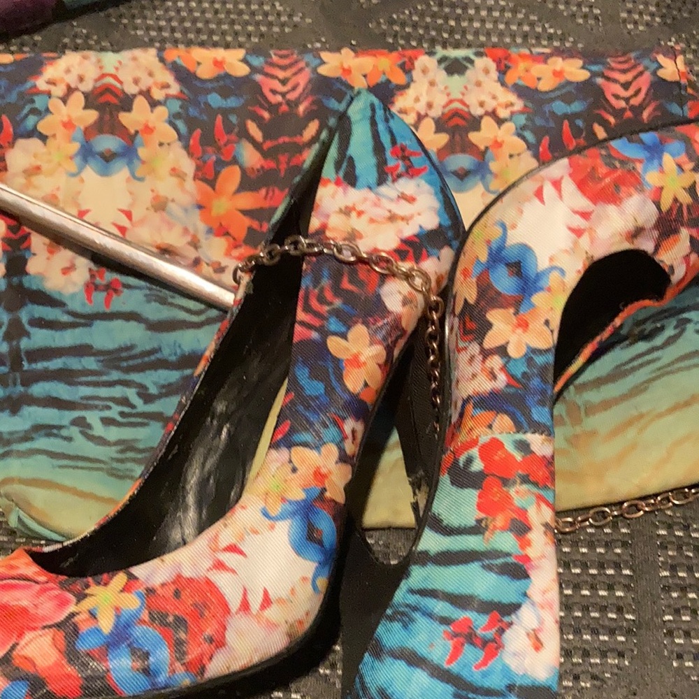 Multicolored heels with matching purse